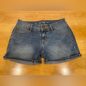 Women’s Apt. 9 Medium Wash Short Denim Shorts - Size 6